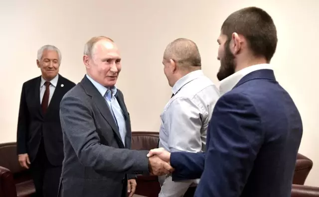 Putin, Müslüman dövüşçü Nurmagomedov ile bir araya geldi Putin, Müslüman dövüşçü Nurmagomedov ile bir araya geldi