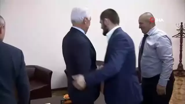 Putin, Müslüman dövüşçü Nurmagomedov ile bir araya geldi Putin, Müslüman dövüşçü Nurmagomedov ile bir araya geldi