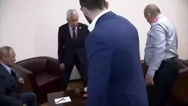 Putin, Müslüman dövüşçü Nurmagomedov ile bir araya geldi Putin, Müslüman dövüşçü Nurmagomedov ile bir araya geldi
