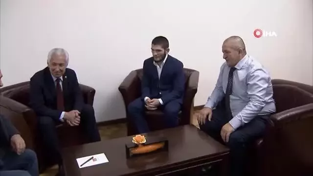 Putin, Müslüman dövüşçü Nurmagomedov ile bir araya geldi Putin, Müslüman dövüşçü Nurmagomedov ile bir araya geldi