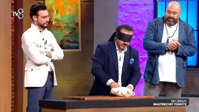 Şef Mehmet Yalçınkaya'nın gözü kapalı yaptığı tavuk şovu taklit çıktı