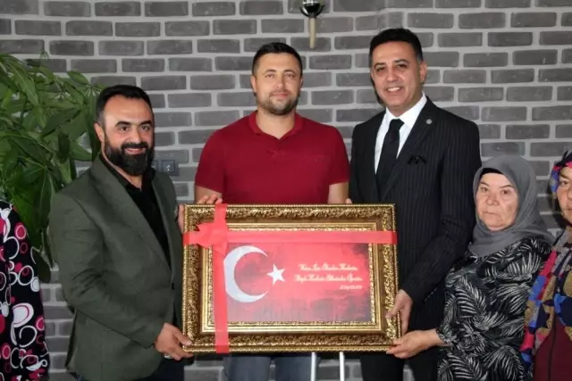 Türkiye Gaziler ve Şehit Aileleri Vakfı Genel Başkanı Aylar'dan Arınç'a tepki Türkiye Gaziler ve Şehit Aileleri Vakfı Genel Başkanı Aylar'dan Arınç'a tepki