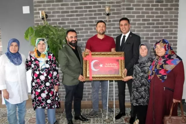 Türkiye Gaziler ve Şehit Aileleri Vakfı Genel Başkanı Aylar'dan Arınç'a tepki Türkiye Gaziler ve Şehit Aileleri Vakfı Genel Başkanı Aylar'dan Arınç'a tepki