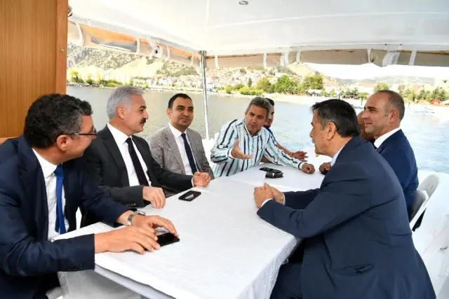Vali, tekneyle göle açılarak, bahçede elma topladı Vali, tekneyle göle açılarak, bahçede elma topladı