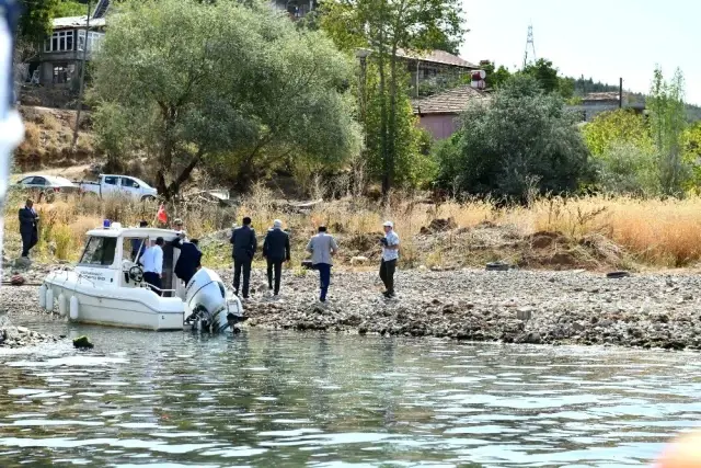 Vali, tekneyle göle açılarak, bahçede elma topladı Vali, tekneyle göle açılarak, bahçede elma topladı