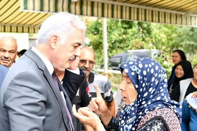 Vali, tekneyle göle açılarak, bahçede elma topladı Vali, tekneyle göle açılarak, bahçede elma topladı