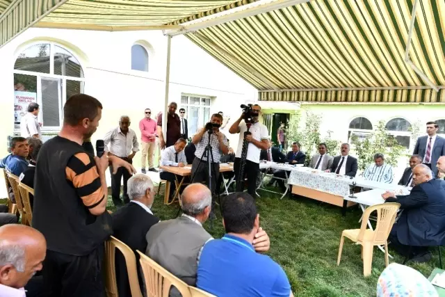 Vali, tekneyle göle açılarak, bahçede elma topladı Vali, tekneyle göle açılarak, bahçede elma topladı