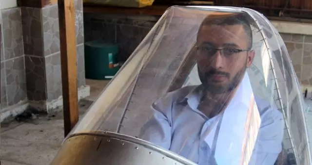15 Temmuz gazisi, evinin balkonunda tayyare yapıyor