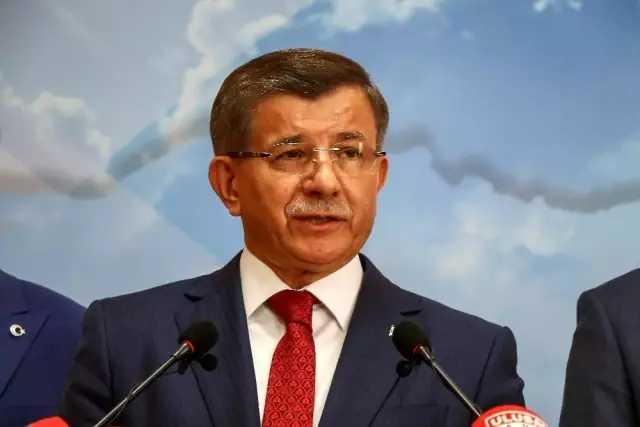 Ahmet Davutoğlu, AK Parti'den istifasını açıkladı, yeni siyasi parti sinyali verdi