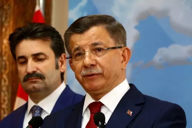 Ahmet Davutoğlu, AK Parti'den istifasını açıkladı, yeni siyasi parti sinyali verdi