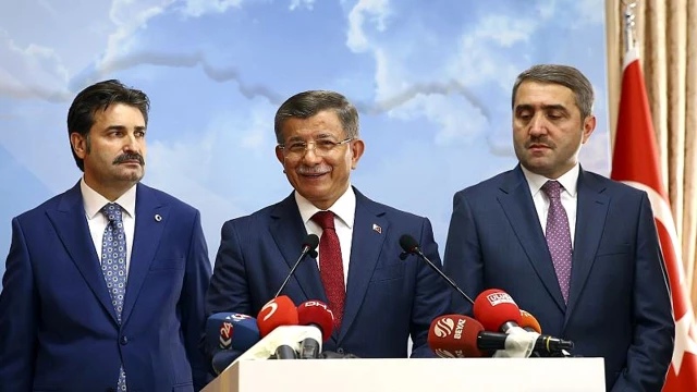 Ahmet Davutoğlu AK Parti üyeliğinden istifa etti Haber