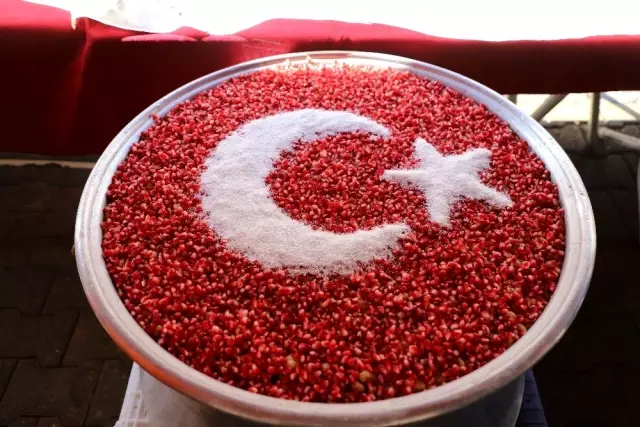 Alanya Belediyesi 4 bin kişilik aşure dağıttı Alanya Belediyesi 4 bin kişilik aşure dağıttı
