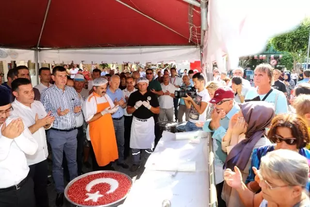 Alanya Belediyesi 4 bin kişilik aşure dağıttı Alanya Belediyesi 4 bin kişilik aşure dağıttı