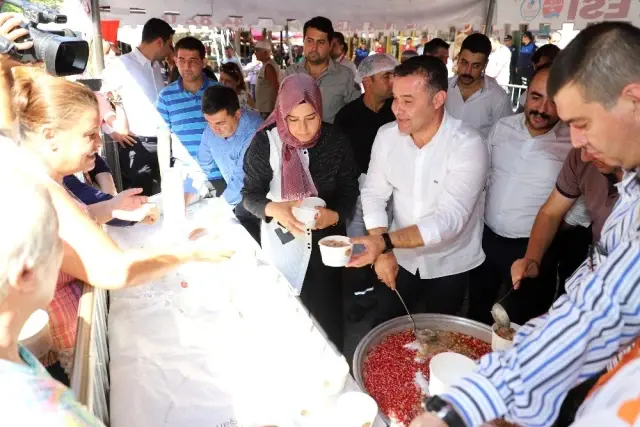 Alanya Belediyesi 4 bin kişilik aşure dağıttı Alanya Belediyesi 4 bin kişilik aşure dağıttı