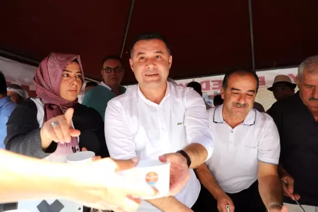 Alanya Belediyesi 4 bin kişilik aşure dağıttı Alanya Belediyesi 4 bin kişilik aşure dağıttı