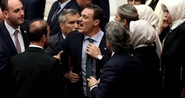 Alpay Özalan'dan dikkat çeken Davutoğlu çıkışı: Kovulduktan sonra istifa ediyorum dedi
