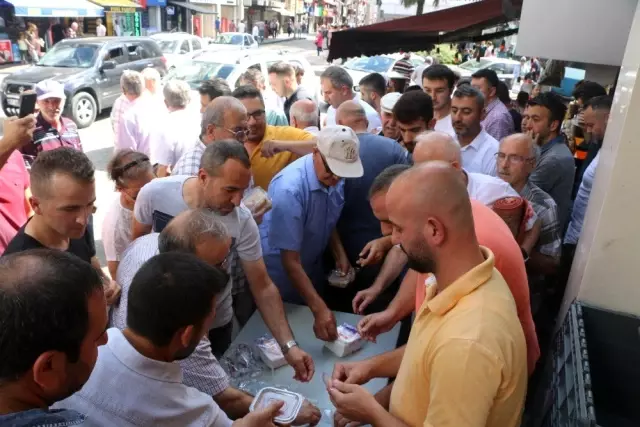 Çebi Grup vatandaşlara aşure dağıttı Çebi Grup vatandaşlara aşure dağıttı