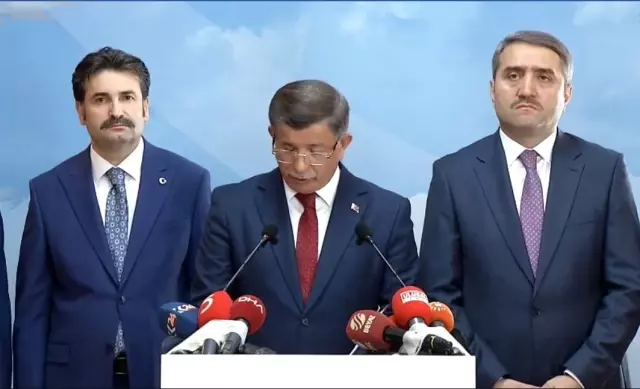 Davutoğlu, istifa metnini okumak için 5 isimle kamera karşısına geçti Davutoğlu, istifa metnini okumak için 5 isimle kamera karşısına geçti