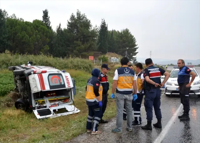 Denizli'de ambulans şarampole devrildi: 5 yaralı Denizli'de ambulans şarampole devrildi: 5 yaralı
