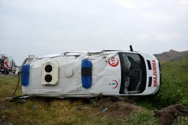 Denizli'de ambulans şarampole devrildi: 5 yaralı Denizli'de ambulans şarampole devrildi: 5 yaralı