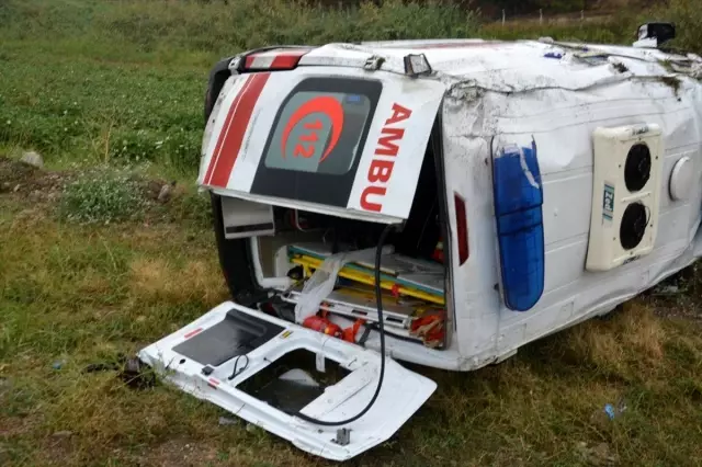 Denizli'de ambulans şarampole devrildi: 5 yaralı Denizli'de ambulans şarampole devrildi: 5 yaralı