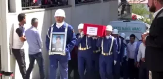 Ahmet Ay: Diyarbakır şehitleri 'Kahrolsun PKK' sloganları ile son yolculuklarına uğurlandı Ahmet Ay: Diyarbakır şehitleri 'Kahrolsun PKK' sloganları ile son yolculuklarına uğurlandı