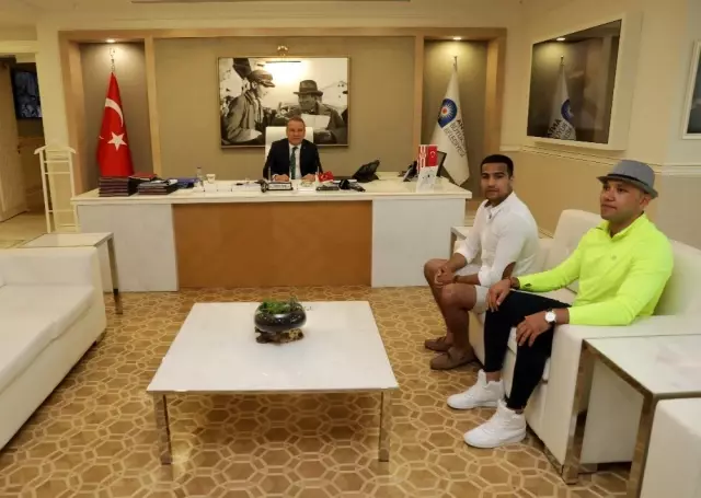Dünya şampiyonu boksör Başkan Böcek'i ziyaret etti Dünya şampiyonu boksör Başkan Böcek'i ziyaret etti