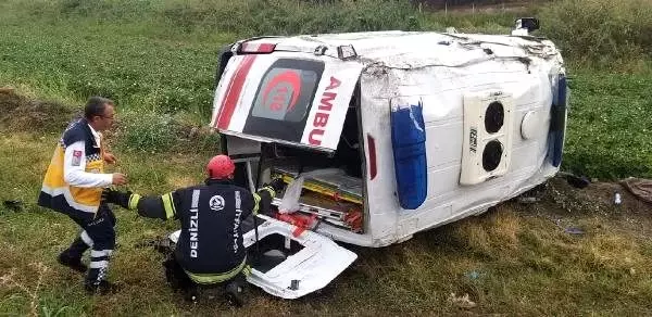 Hastanın taşındığı ambulans devrildi: 5 yaralı Hastanın taşındığı ambulans devrildi: 5 yaralı