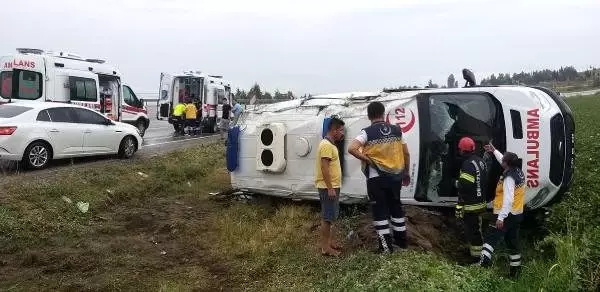 Hastanın taşındığı ambulans devrildi: 5 yaralı Hastanın taşındığı ambulans devrildi: 5 yaralı