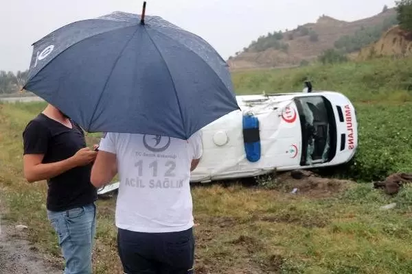 Hastanın taşındığı ambulans devrildi: 5 yaralı Hastanın taşındığı ambulans devrildi: 5 yaralı
