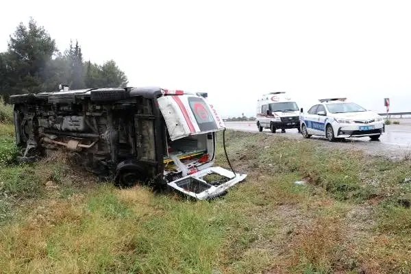 Hastanın taşındığı ambulans devrildi: 5 yaralı Hastanın taşındığı ambulans devrildi: 5 yaralı