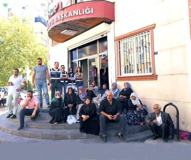 HDP, Diyarbakır'da oturma eylemi yapan anneleri Meclis'e davet etti