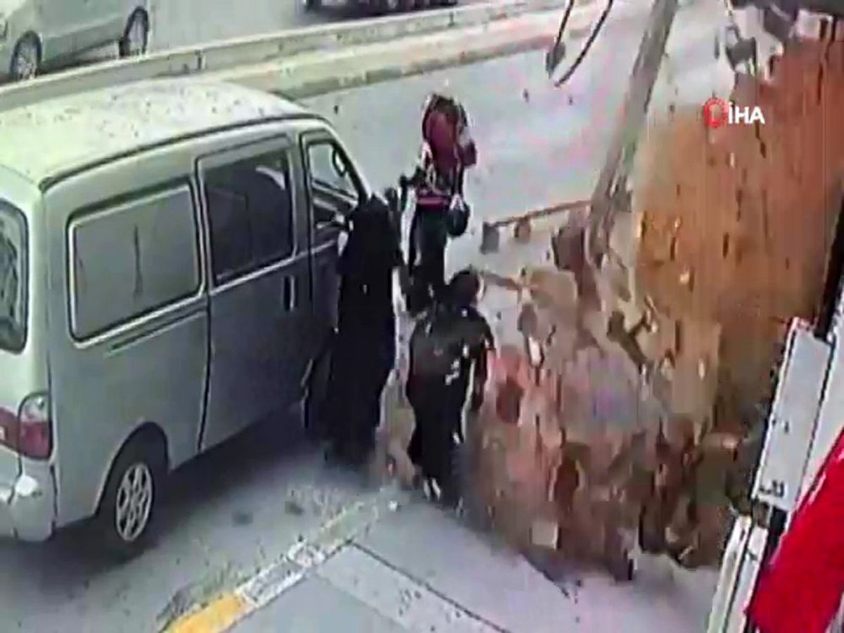 Esenyurt'ta bir kadın, bebeğiyle birlikte uçan kiremitlerin altında kalmaktan son anda kurtuldu