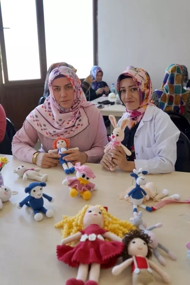 Nevşehirli kadınlar örgü bebek yaparak ev ekonomisine