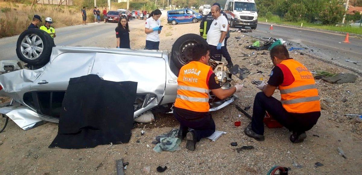 Muğla'da iki araç kafa kafaya çarpıştı: 1 ölü, 1 yaralı