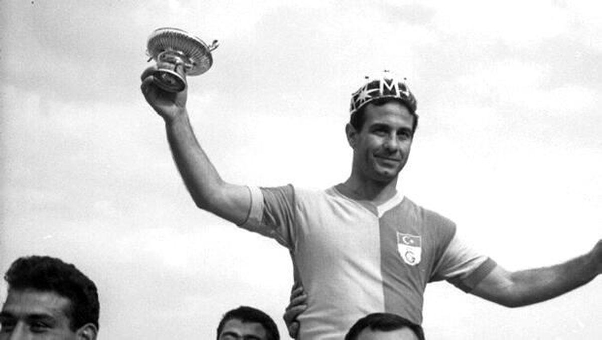 'Taçsız Kral' Metin Oktay, kabri başında anıldı