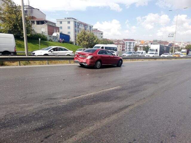 TEM'de zincirleme kaza: 8 araç birbirine girdi, trafik durma noktasına geldi