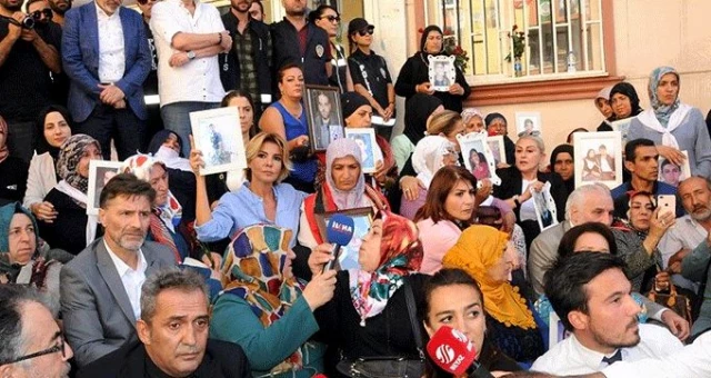 Ünlü sanatçılar, HDP önünde eylem yapan anneleri ziyaret etti