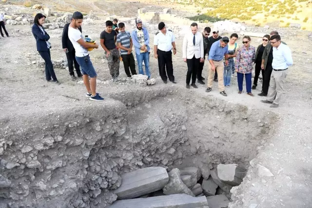 Vali Funda Kocabıyık, Blaundus kazı alanını gezdi Vali Funda Kocabıyık, Blaundus kazı alanını gezdi