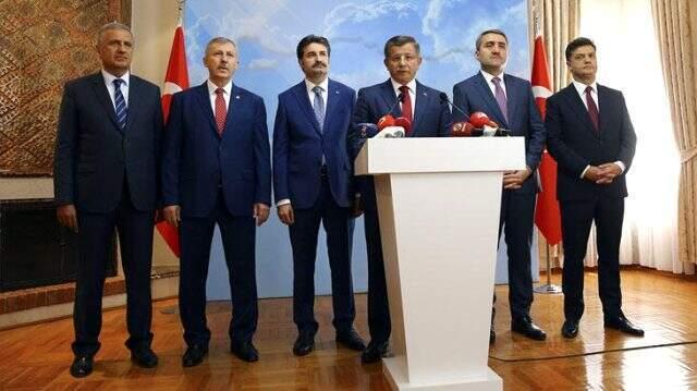Ahmet Davutoğlu ve ekibinin ardından AK Parti'den üç kişi daha istifa etti