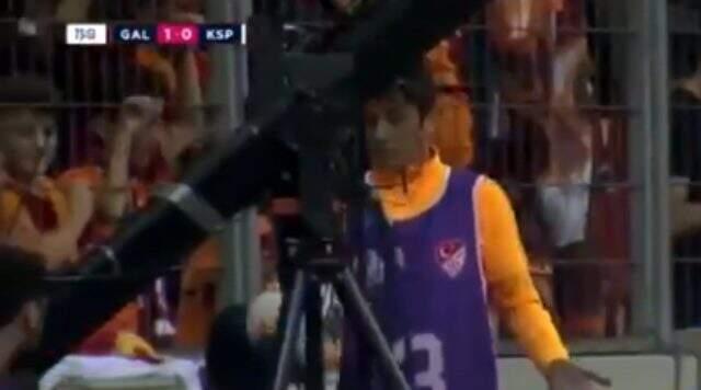 Ali Palabıyık, Galatasaray maçında top toplayıcı çocuğu tribüne gönderdi
