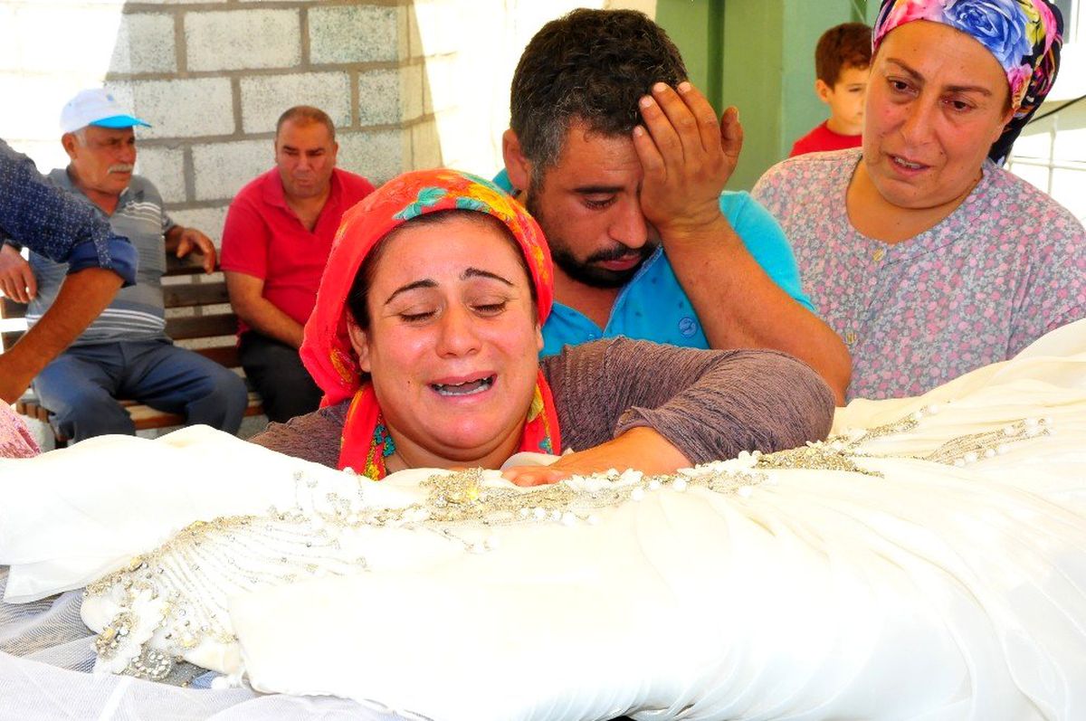 Av tüfeğiyle vurulan Gamze gelinliği ile defnedildi