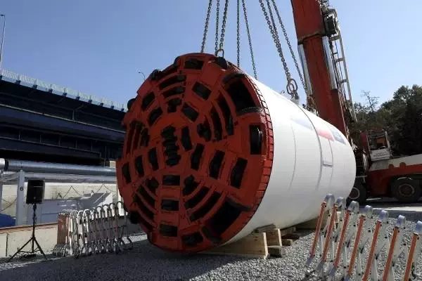 Ayvalıdere yağmur suyu tüneli'ne tünel açma makinesi indirildi Ayvalıdere yağmur suyu tüneli'ne tünel açma makinesi indirildi
