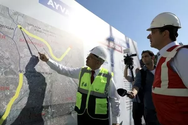 Ayvalıdere yağmur suyu tüneli'ne tünel açma makinesi indirildi Ayvalıdere yağmur suyu tüneli'ne tünel açma makinesi indirildi