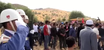 Orhan Kandemir: Babasıyla aynı kaderi paylaşan şehit güvenlik korucusu toprağa verildi (3) Orhan Kandemir: Babasıyla aynı kaderi paylaşan şehit güvenlik korucusu toprağa verildi (3)