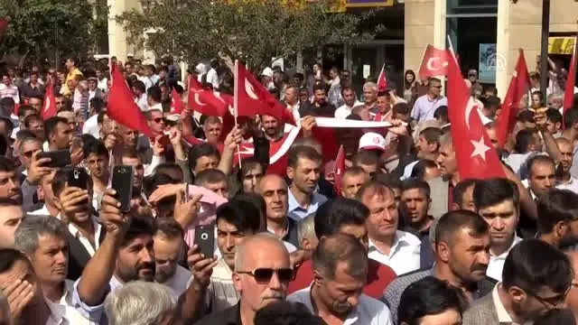 Doğu'da 'Teröre Lanet, Kardeşliğe Davet' yürüyüşleri Doğu'da 'Teröre Lanet, Kardeşliğe Davet' yürüyüşleri