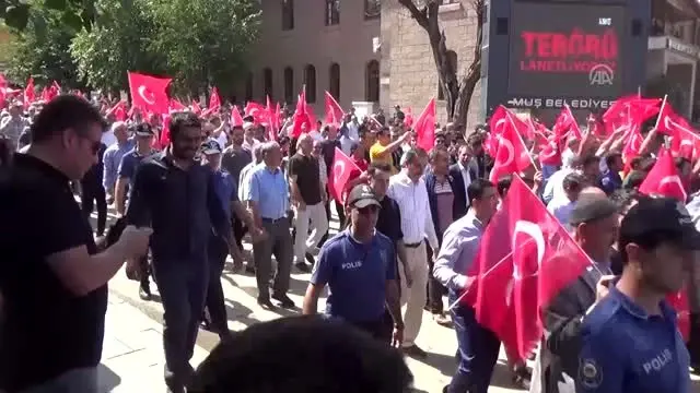 Doğu'da 'Teröre Lanet, Kardeşliğe Davet' yürüyüşleri Doğu'da 'Teröre Lanet, Kardeşliğe Davet' yürüyüşleri