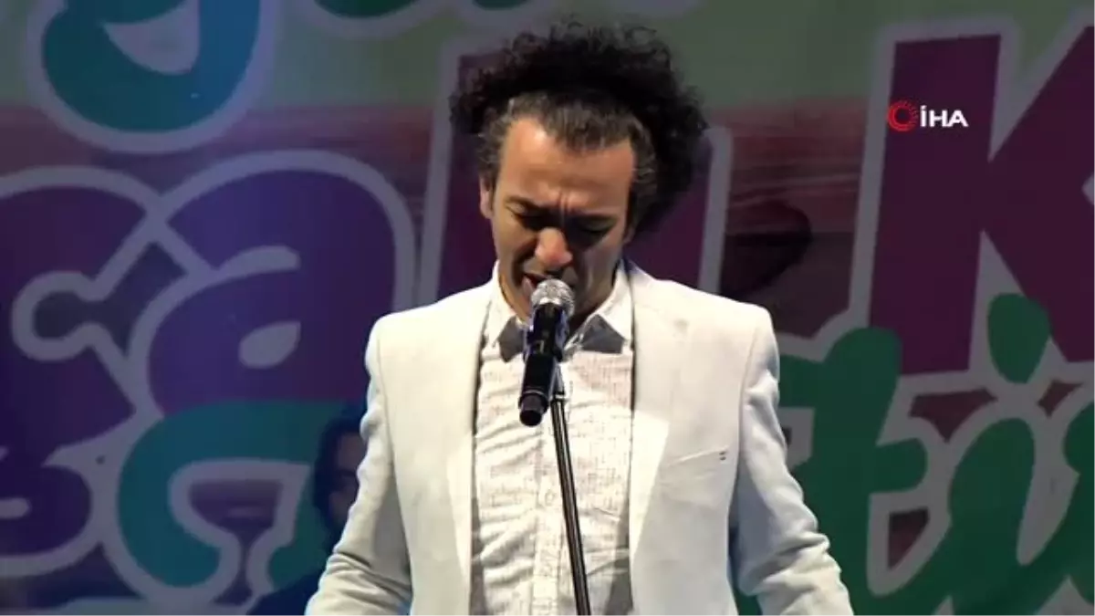 Elazığ'ın meşhur 'Salçalı Köfte' festivalinde Oğuz Aksaç sahne aldı