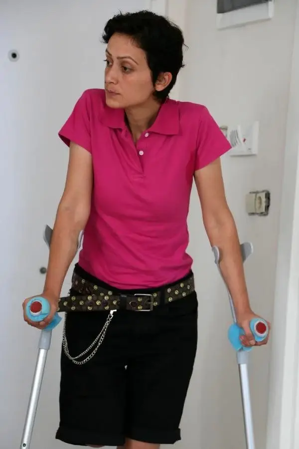 Eşinin vurduğu yazarın bacağı kesildi