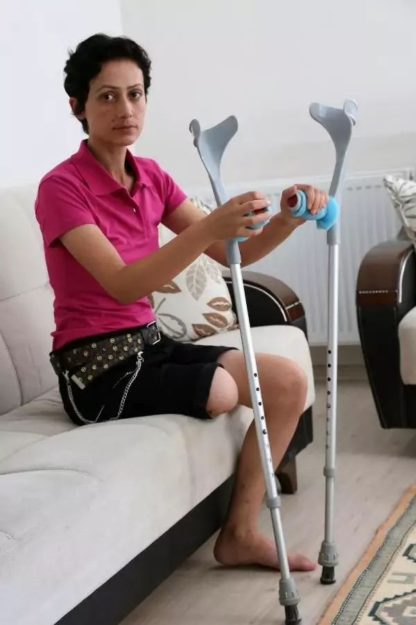 Eşinin vurduğu yazarın bacağı kesildi